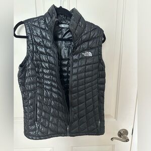 The North Face Black Puffer Vest size med excellent condition